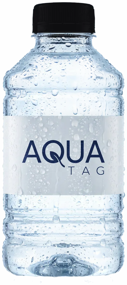 Botella Cuadrado de 250 ml con agua fría y etiqueta